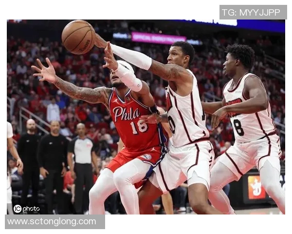 火箭队与76人队激战四节精彩瞬间回顾及赛后分析