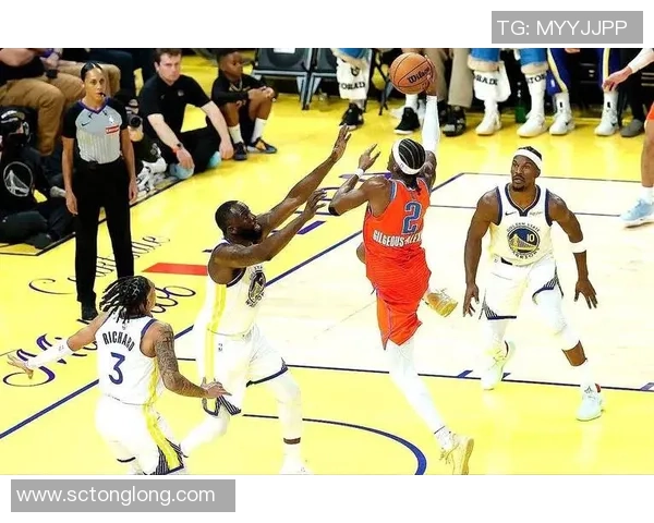 雷霆勇士激烈对抗赛场打斗视频回顾与精彩瞬间分析